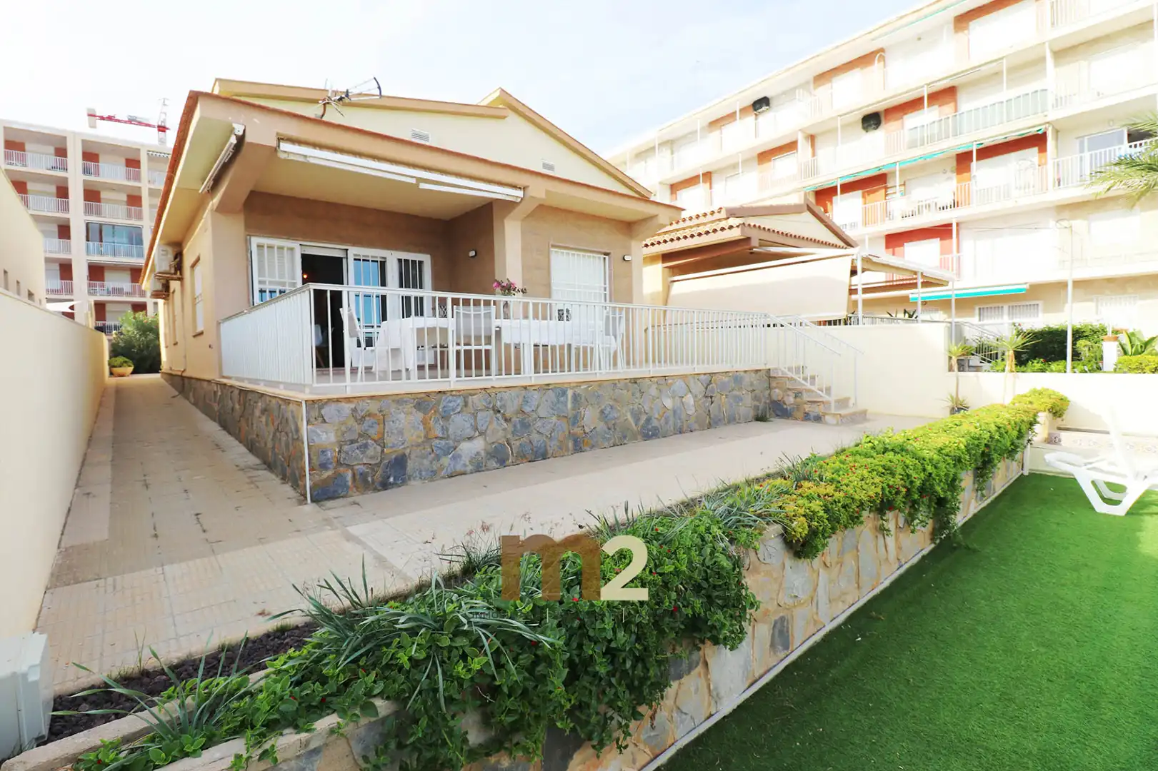 Vista exterior de Casa o xalet de lloguer en Guardamar del Segura amb Aire condicionat, Calefacció i Jardí privat