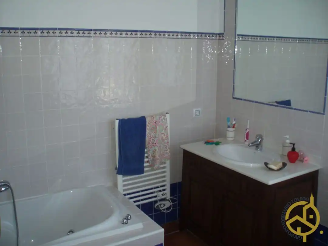 Bathroom of Houses for sale in Nambroca  with Air Conditioner, Heating and Private garden