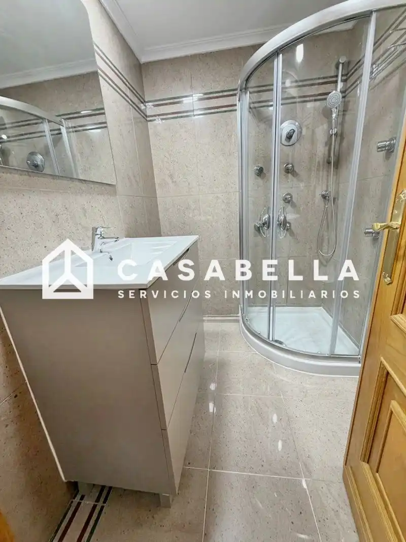 Baño de Piso de alquiler en Valencia con Aire acondicionado, Calefacción y Trastero