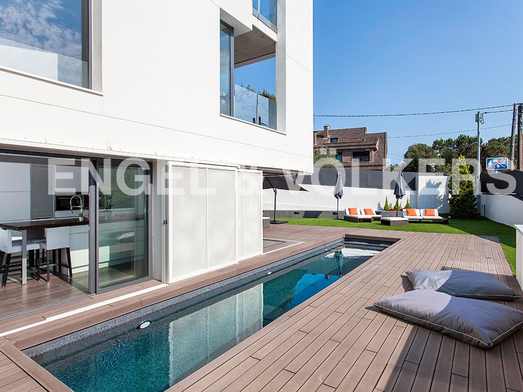 Swimming pool of House or chalet to rent in  Barcelona Capital  with Air Conditioner, Heating and Private garden