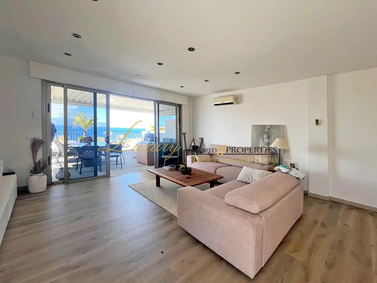 Sala d'estar de Casa o xalet en venda en Santiago del Teide amb Aire condicionat, Terrassa i Piscina