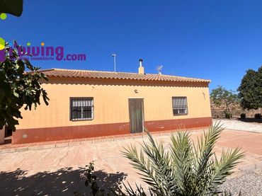 House with garden for sale in Cantoria