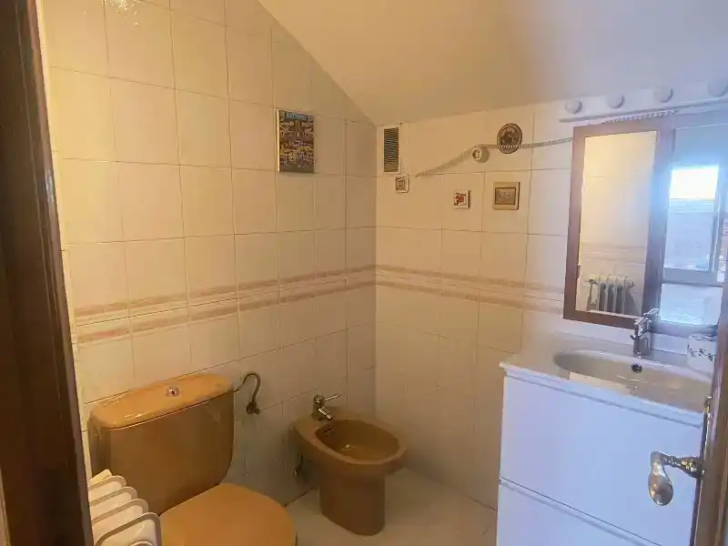 Badezimmer von Wohnung zur Miete in Pozuelo de Alarcón mit Klimaanlage, Privatgarten und Parkett