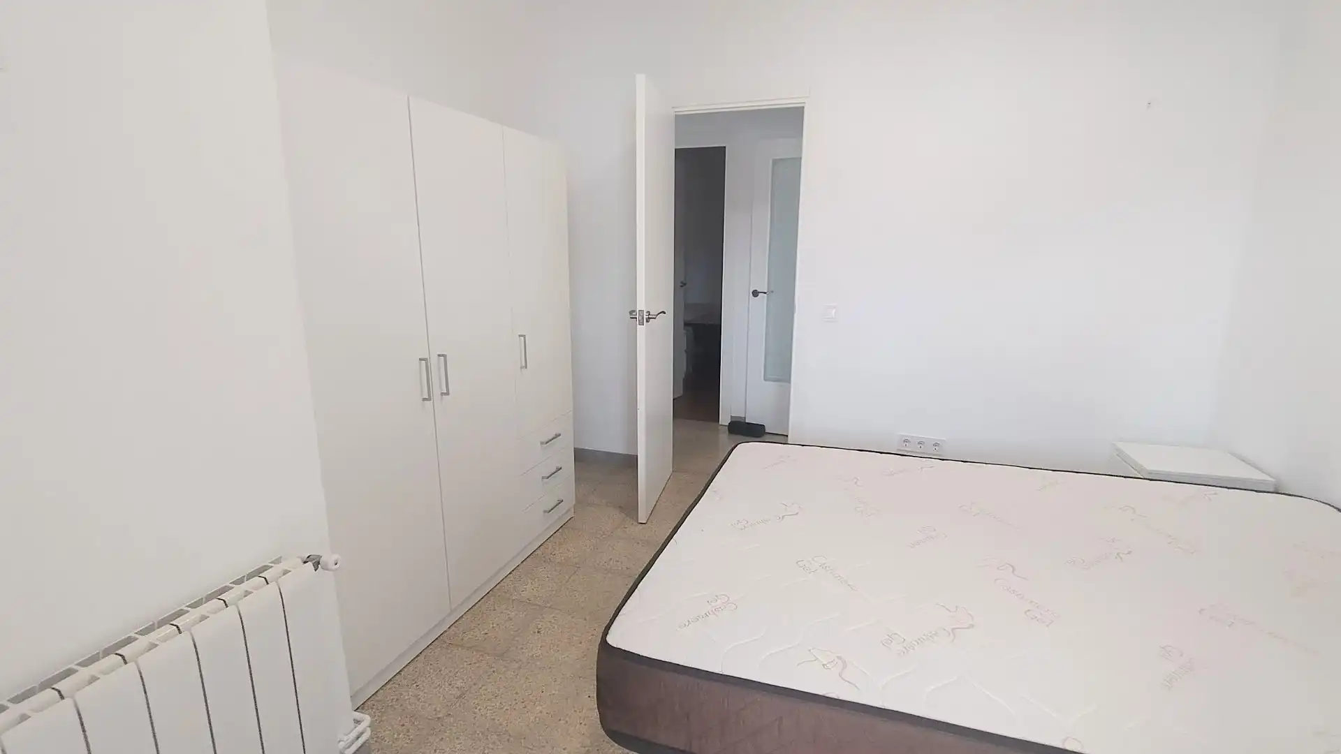 Schlafzimmer von Dachboden zum Verkauf in Girona mit Heizung und Möbliert