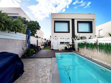 Detached house with pool for sale in Gran Alacant
