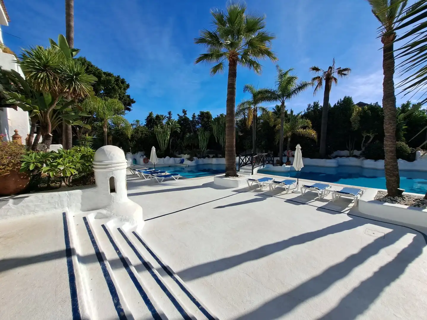 Piscina de Pis en venda en Marbella amb Aire condicionat, Moblat i TV