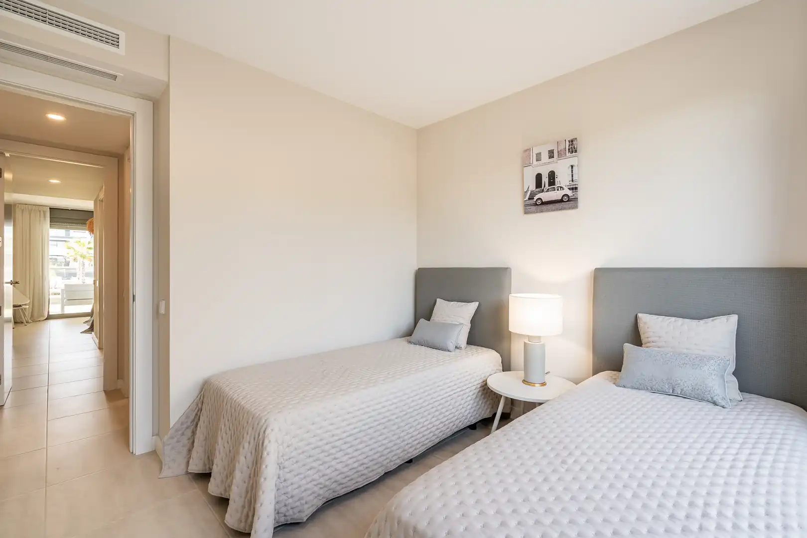 Schlafzimmer von Erdgeschoss zum Verkauf in Estepona mit Klimaanlage, Terrasse und Schwimmbad
