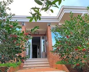 Vista exterior de Casa o xalet en venda en Santa Cruz de Bezana amb Piscina i Balcó