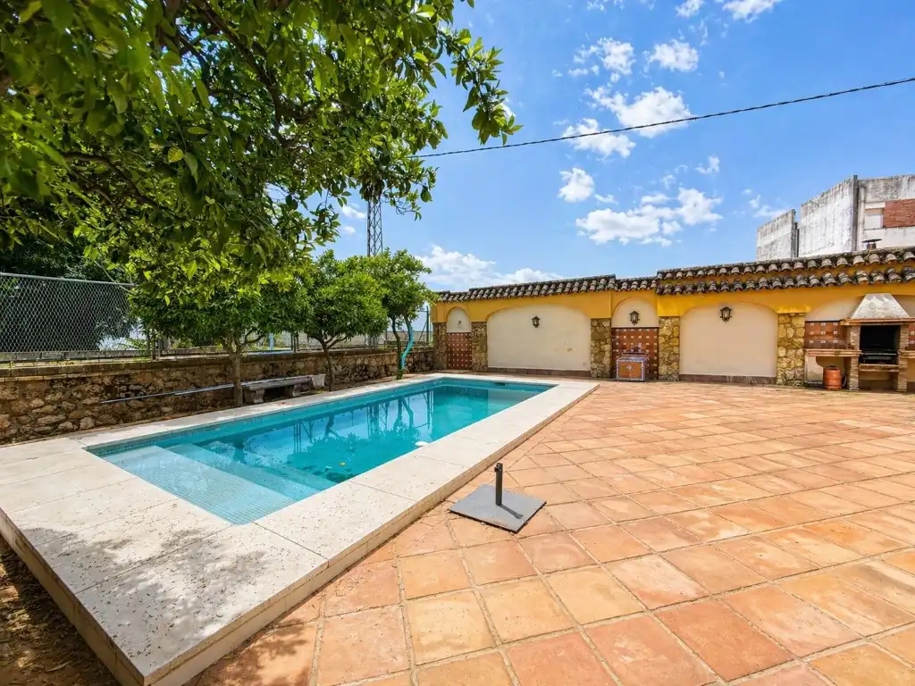 Piscina de Casa o xalet en venda en Córdoba amb Jardí privat, Terrassa i Traster