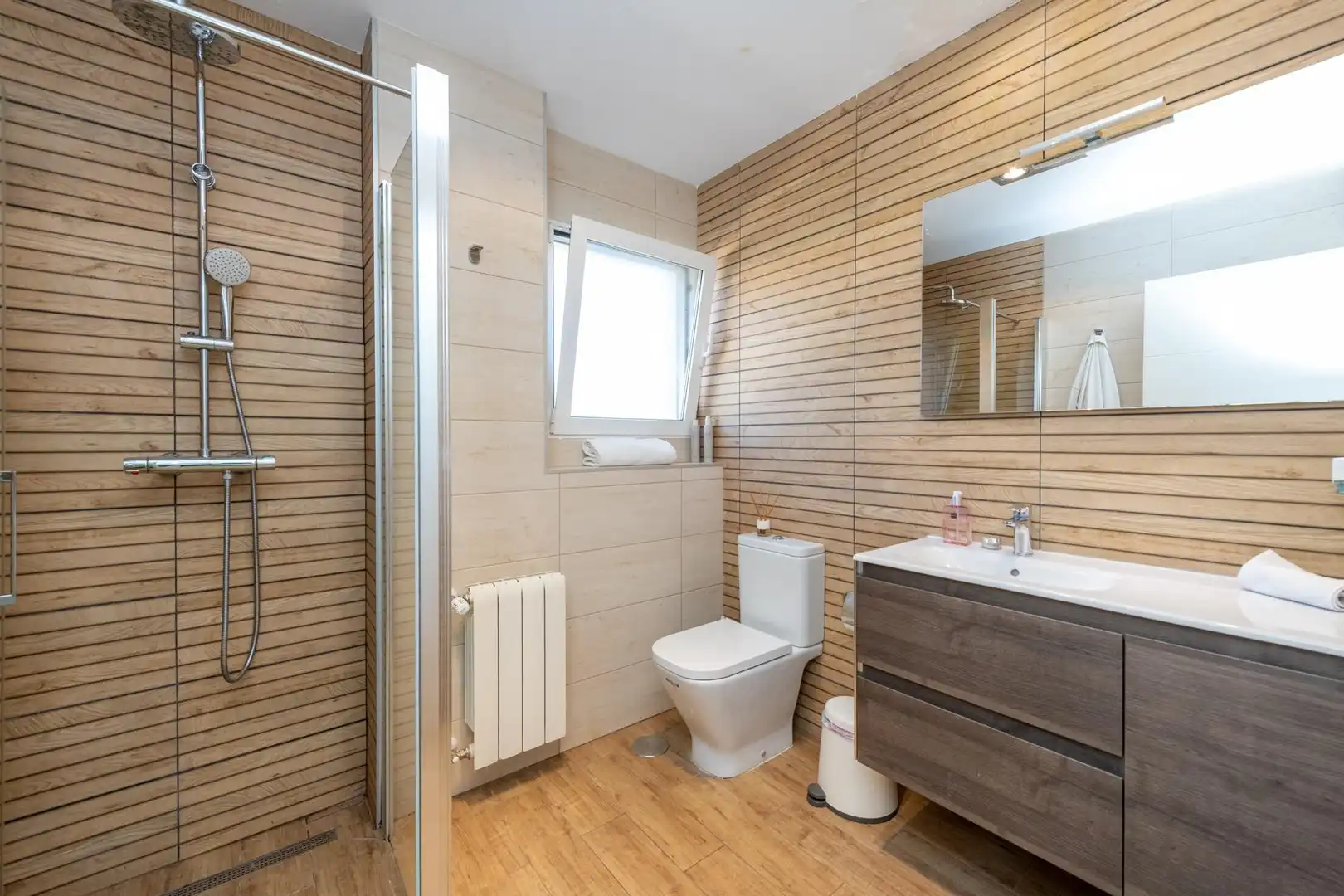 Baño de Casa o chalet en venta en Alicante / Alacant con Aire acondicionado, Calefacción y Jardín privado