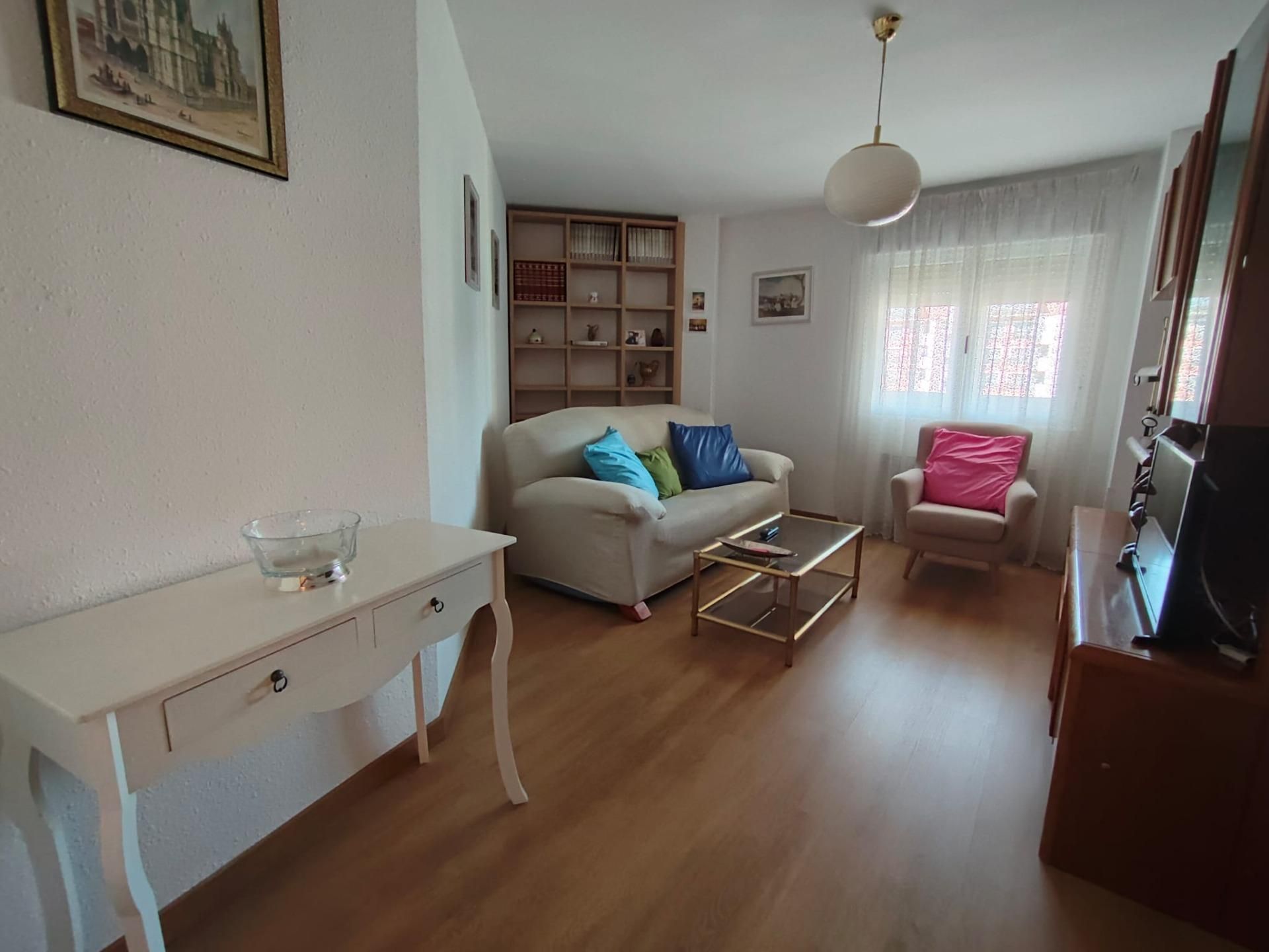 Sala d'estar de Apartament de lloguer en León Capital  amb Calefacció, Terrassa i Balcó