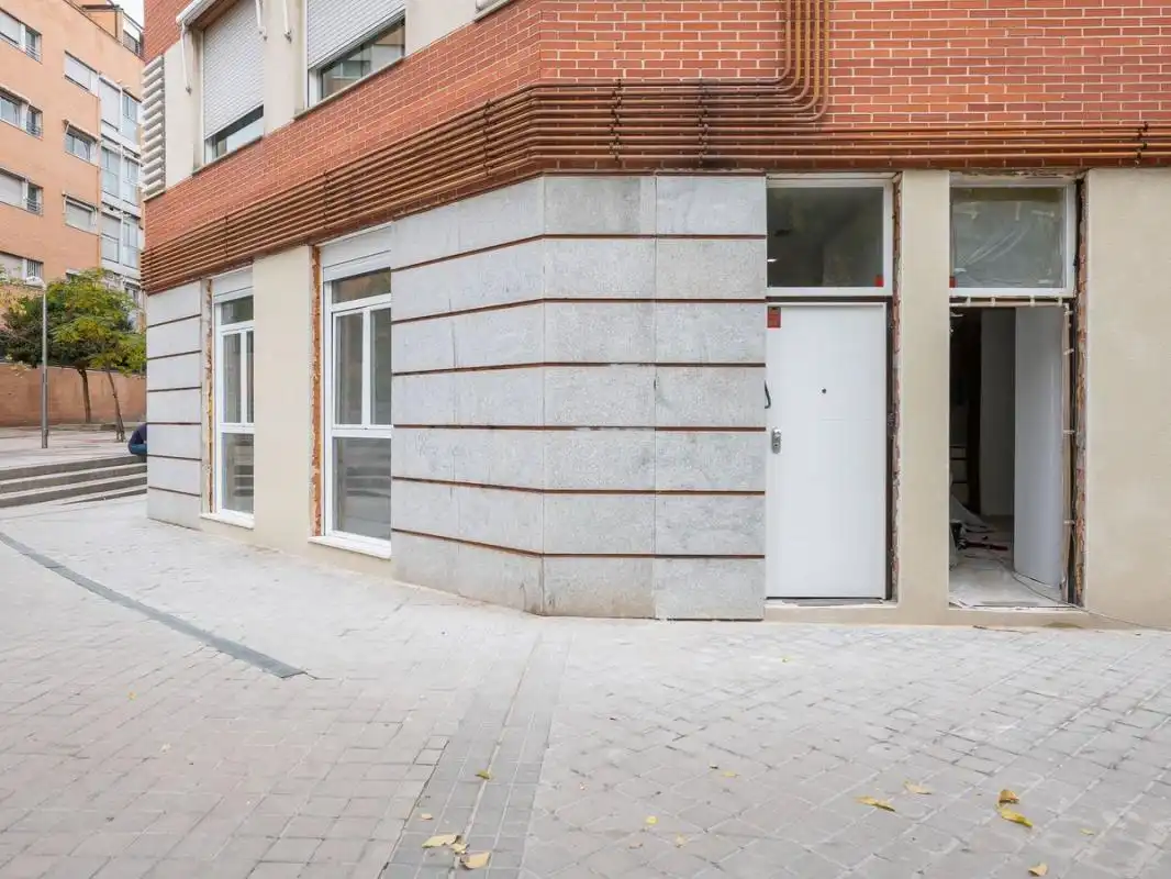 Vista exterior de Planta baixa en venda en Madrid amb Calefacció