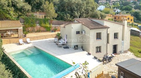 Casa reformada con piscina climatizada y jardín mediterráneo en venta en Begur Residencial