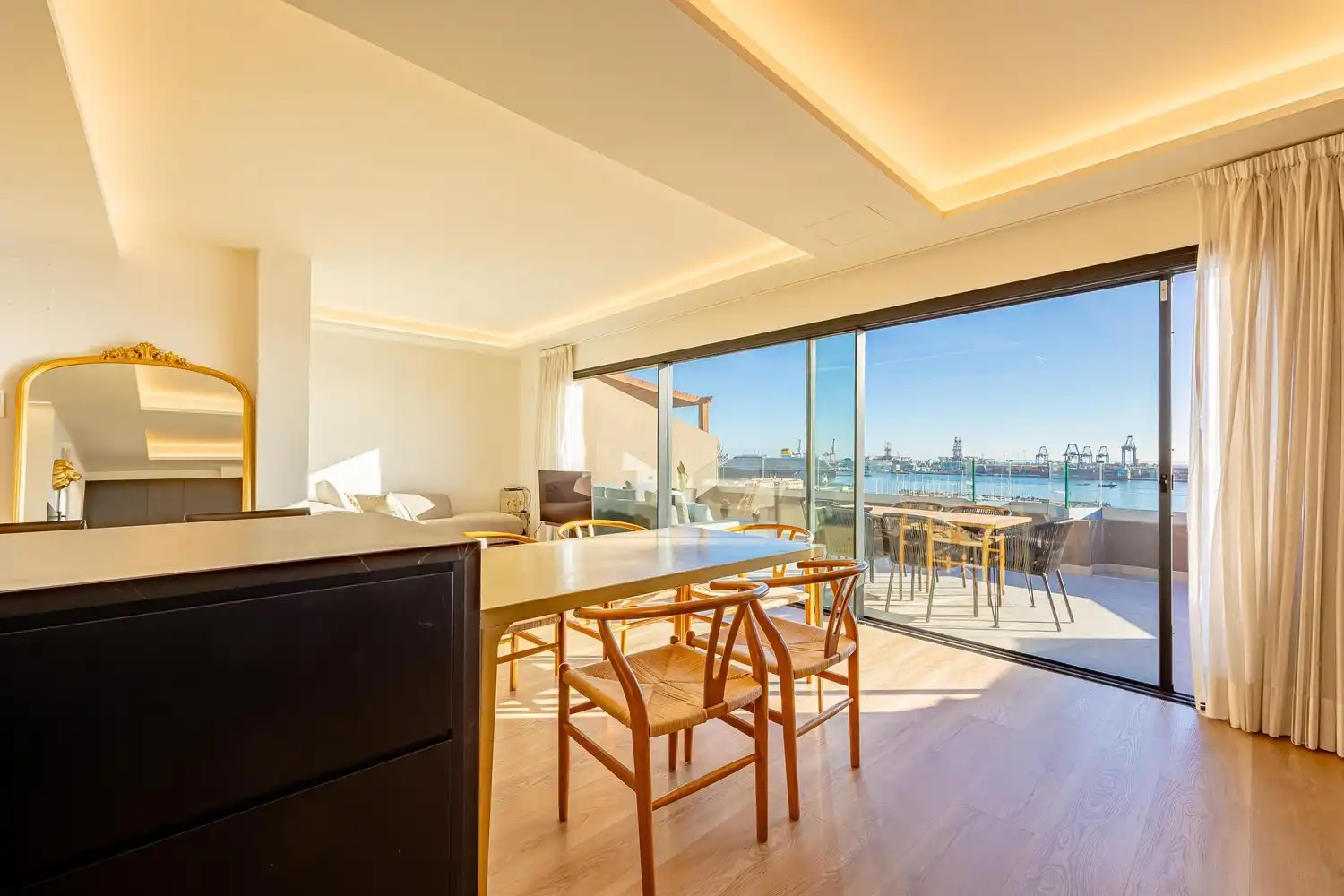 Esszimmer von Dachboden zum Verkauf in Las Palmas de Gran Canaria mit Klimaanlage, Terrasse und Möbliert