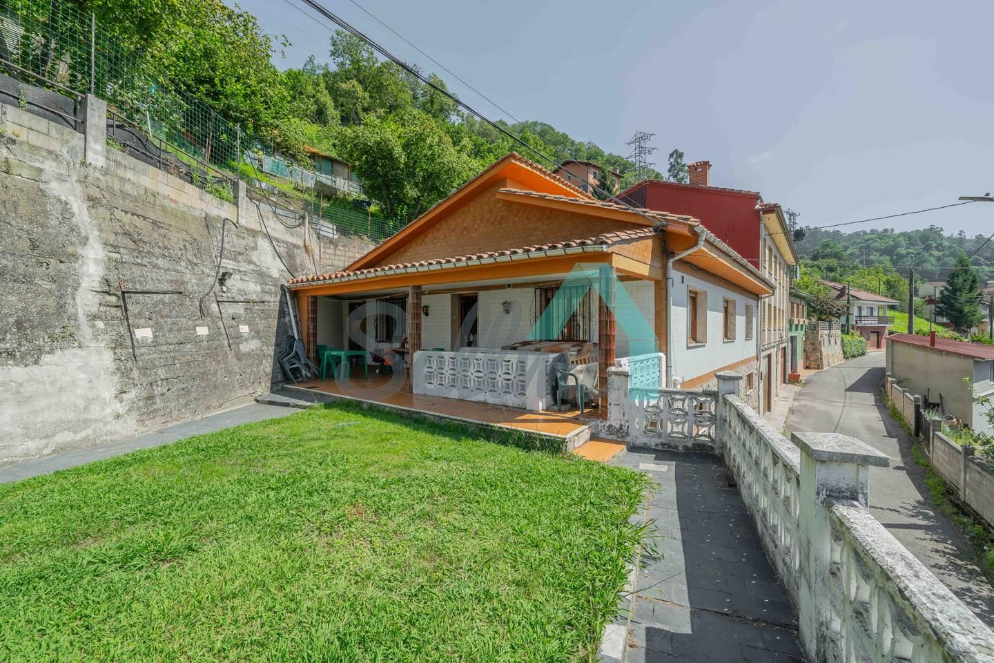 Vista exterior de Casa adosada en venta en San Martín del Rey Aurelio con Jardín privado, Parquet y Terraza