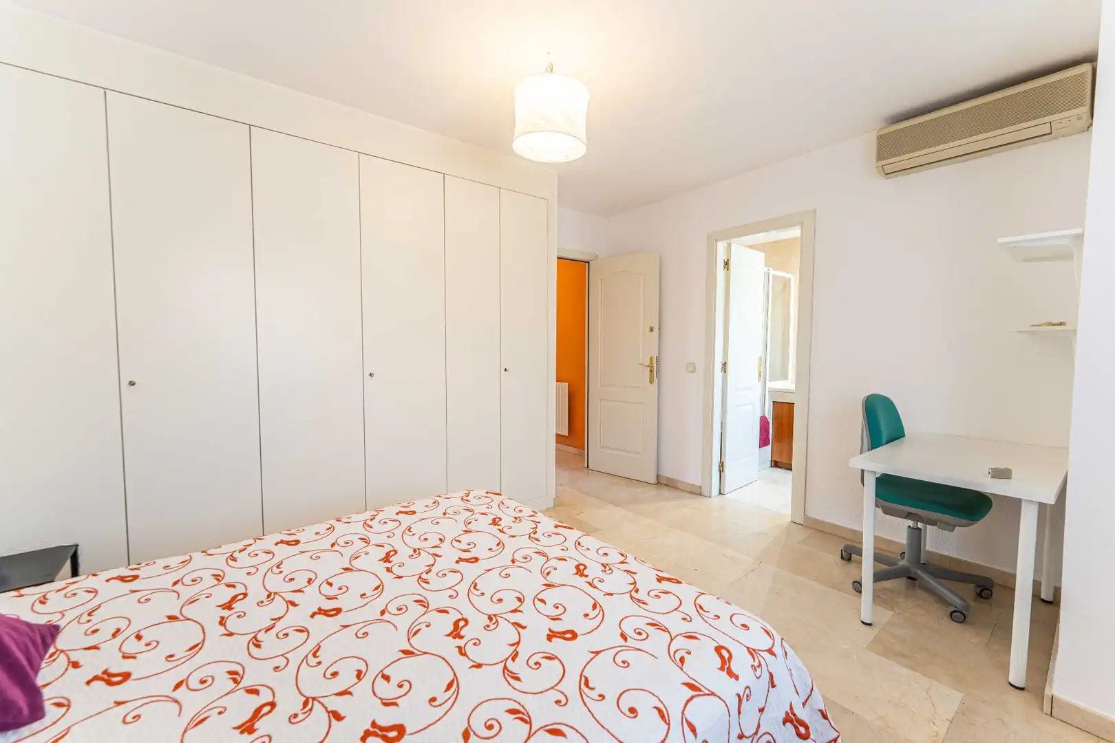 Habitación de Casa adosada en venta en Fuenlabrada con Aire acondicionado, Calefacción y Jardín privado