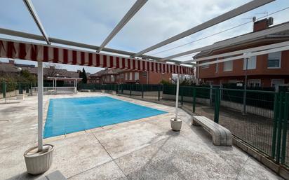 Swimming pool of Single-family semi-detached for sale in Leganés