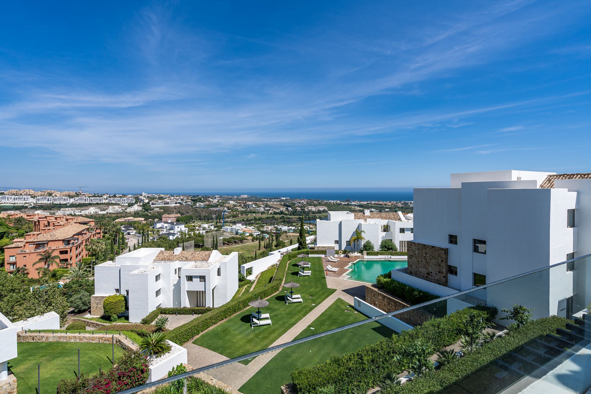 Vista exterior de Àtic en venda en Benahavís amb Aire condicionat, Terrassa i Piscina