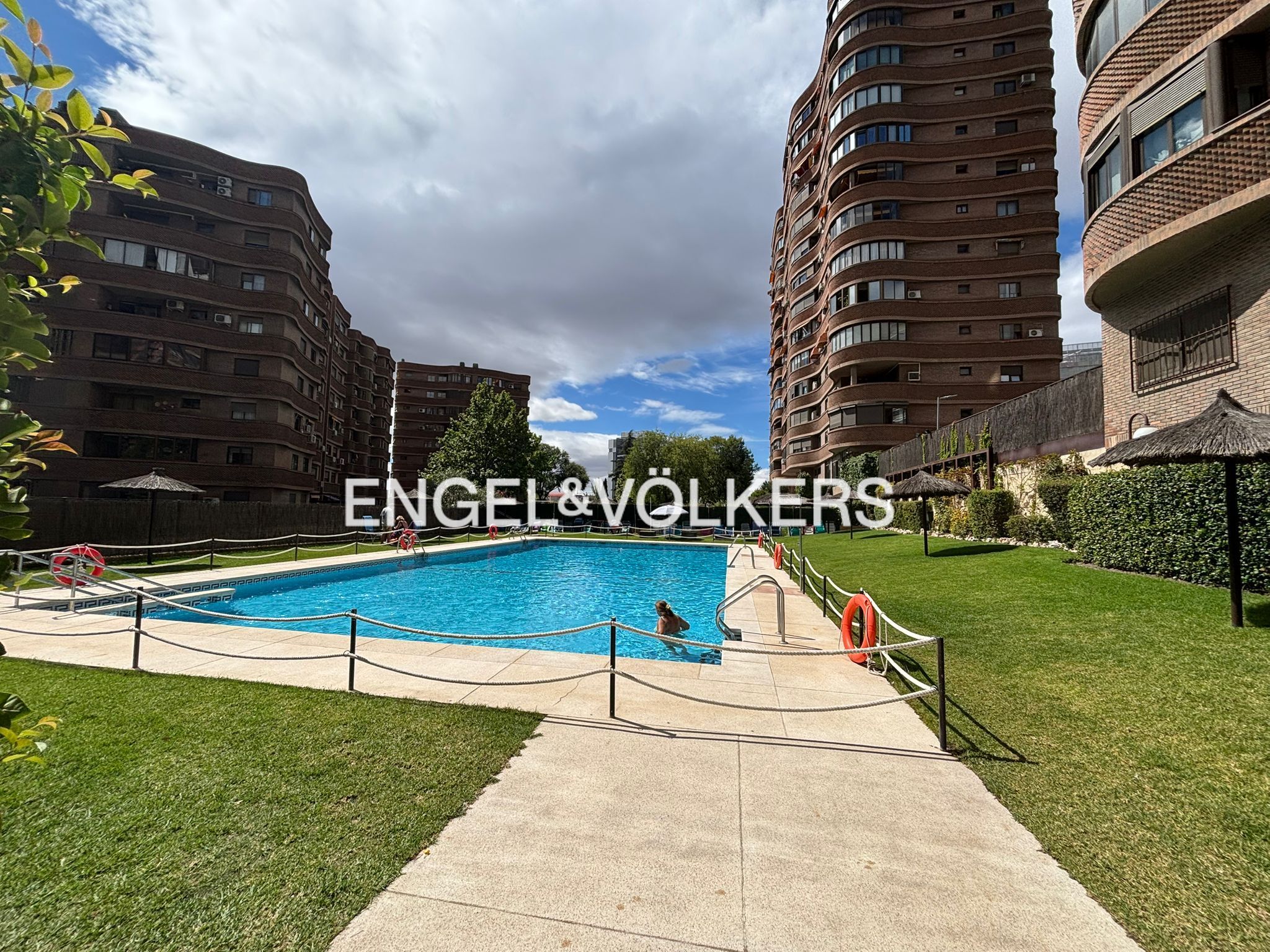Piscina de Apartament en venda en  Madrid Capital amb Aire condicionat, Calefacció i Terrassa