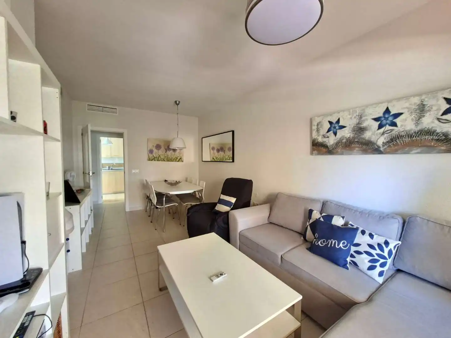 Sala d'estar de Pis de lloguer en Algarrobo amb Aire condicionat, Terrassa i Piscina