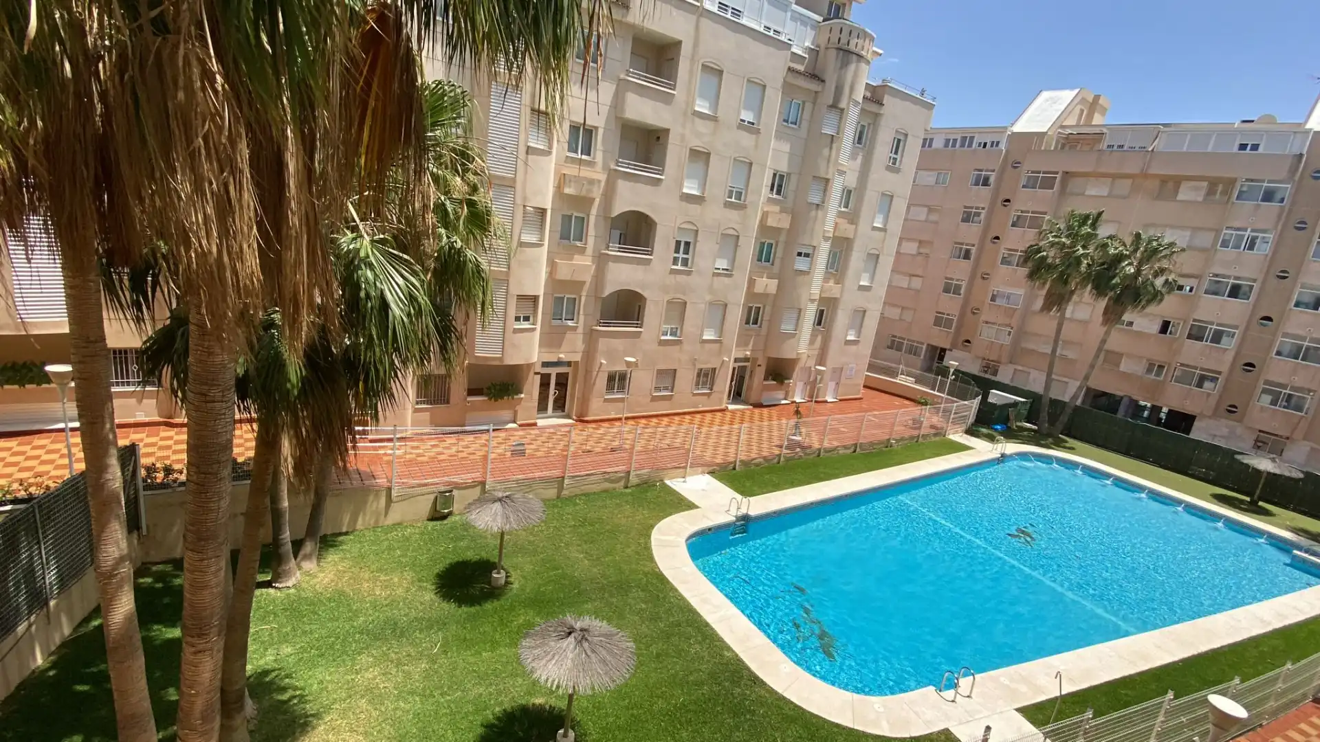 Piscina de Piso de alquiler en Roquetas de Mar con Aire acondicionado, Calefacción y Terraza