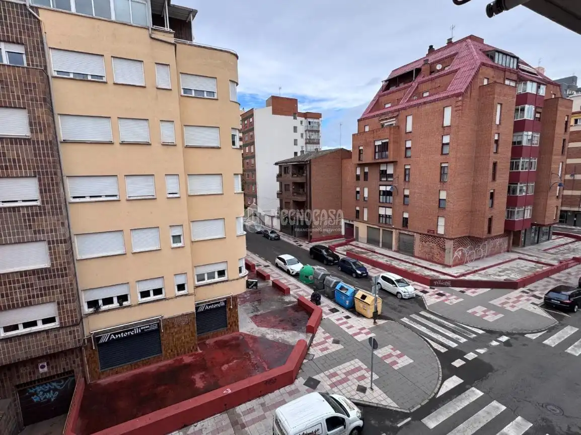 Außenansicht von Wohnung zum Verkauf in León Capital  mit Heizung, Terrasse und Abstellraum
