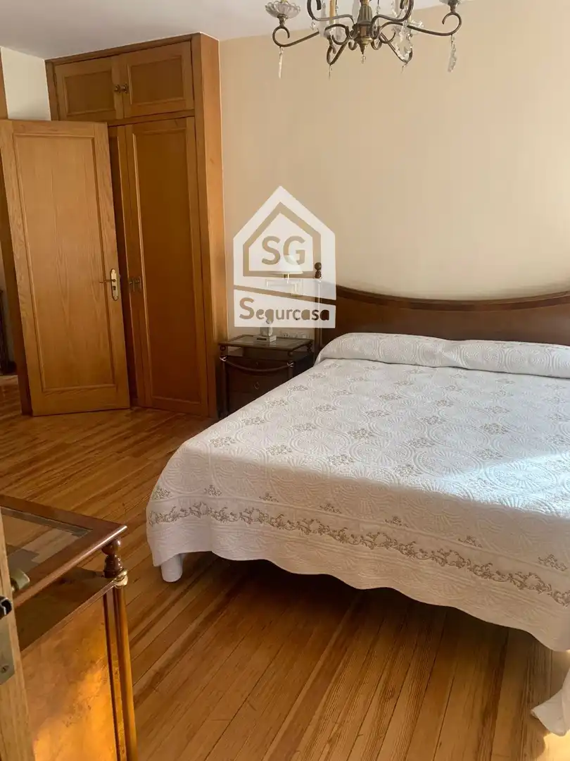 Dormitori de Pis de lloguer en Ourense Capital  amb Calefacció