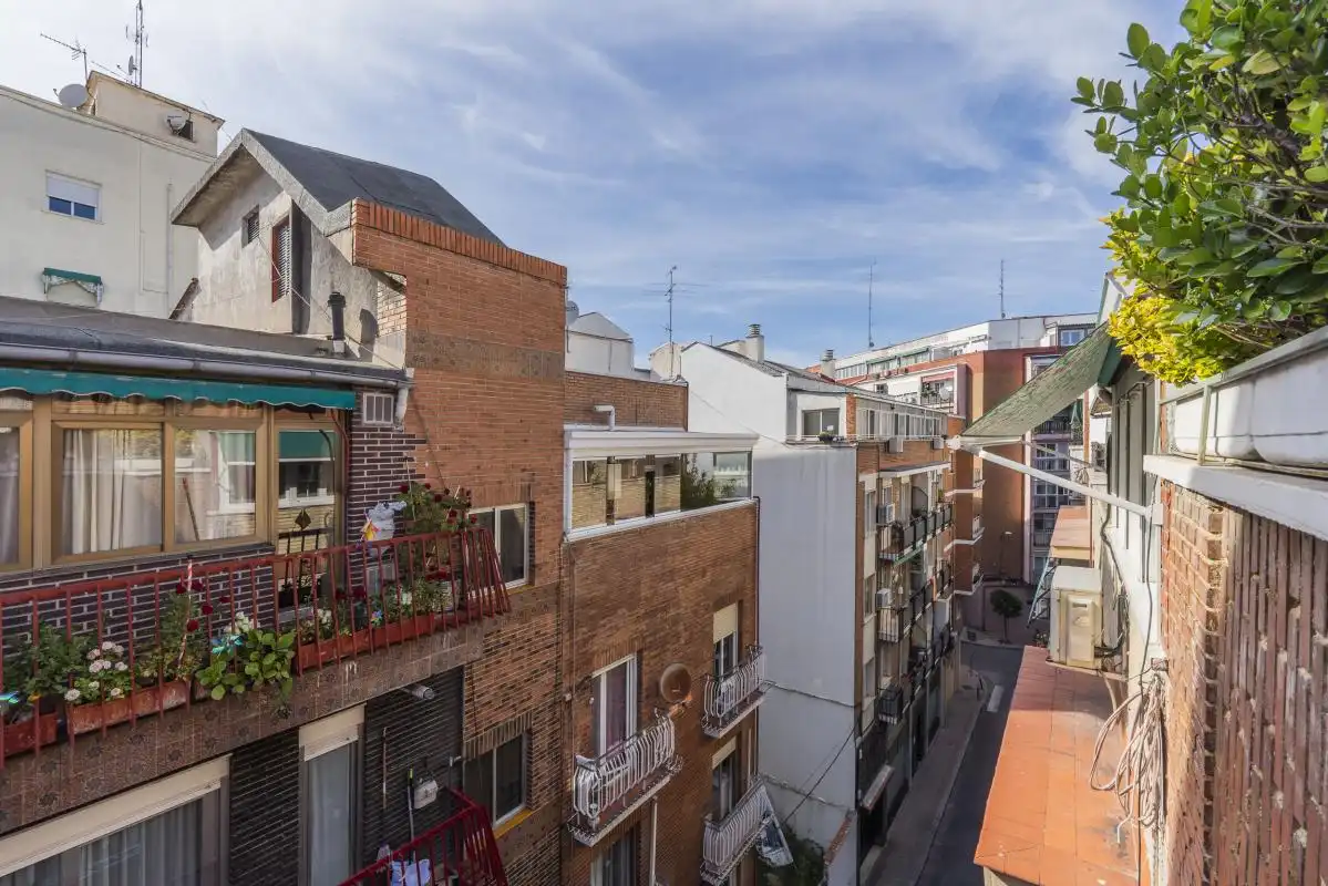 Vista exterior de Piso en venta en Madrid con Calefacción, Terraza y Balcón