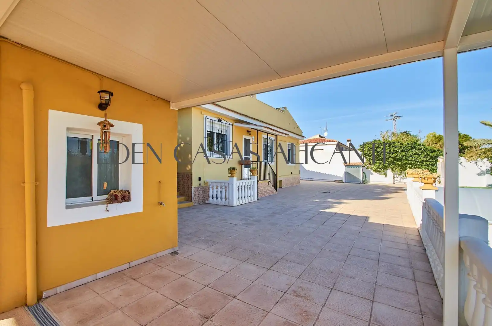 Vista exterior de Casa o xalet en venda en Alicante / Alacant amb Aire condicionat, Jardí privat i Terrassa