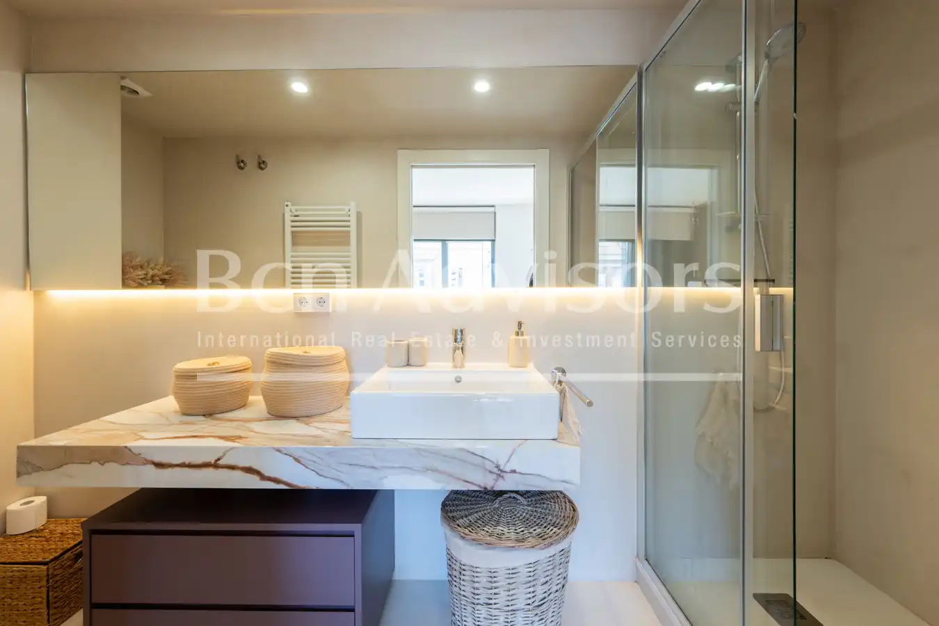 Badezimmer von Dachboden zum Verkauf in Barcelona mit Klimaanlage, Heizung und Parkett