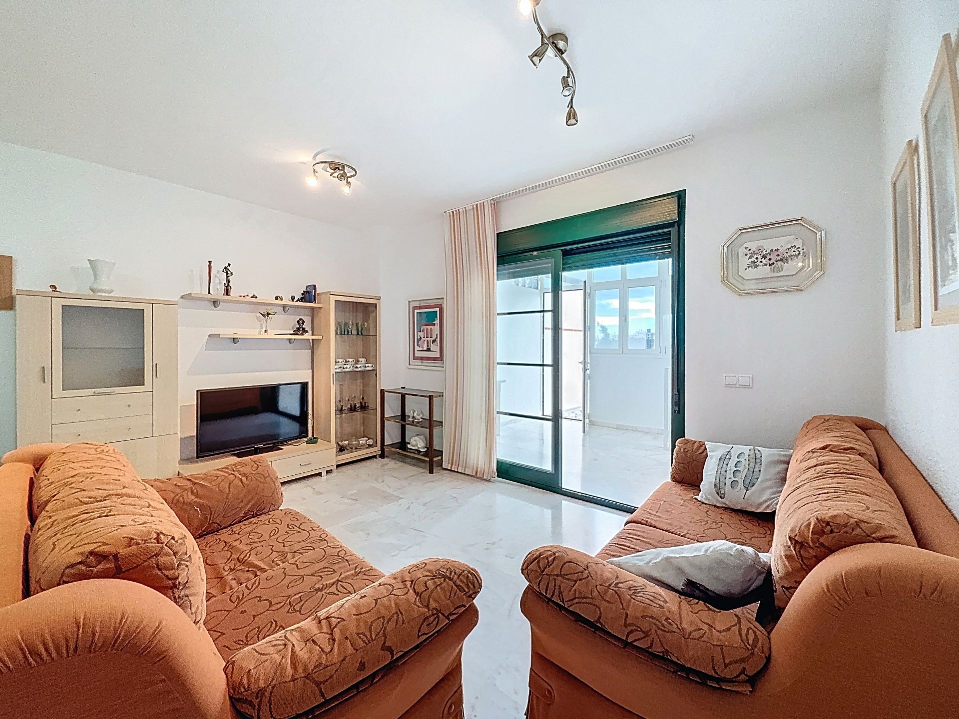 Living room of Flat for sale in Benalmádena  with Air Conditioner and Community pool