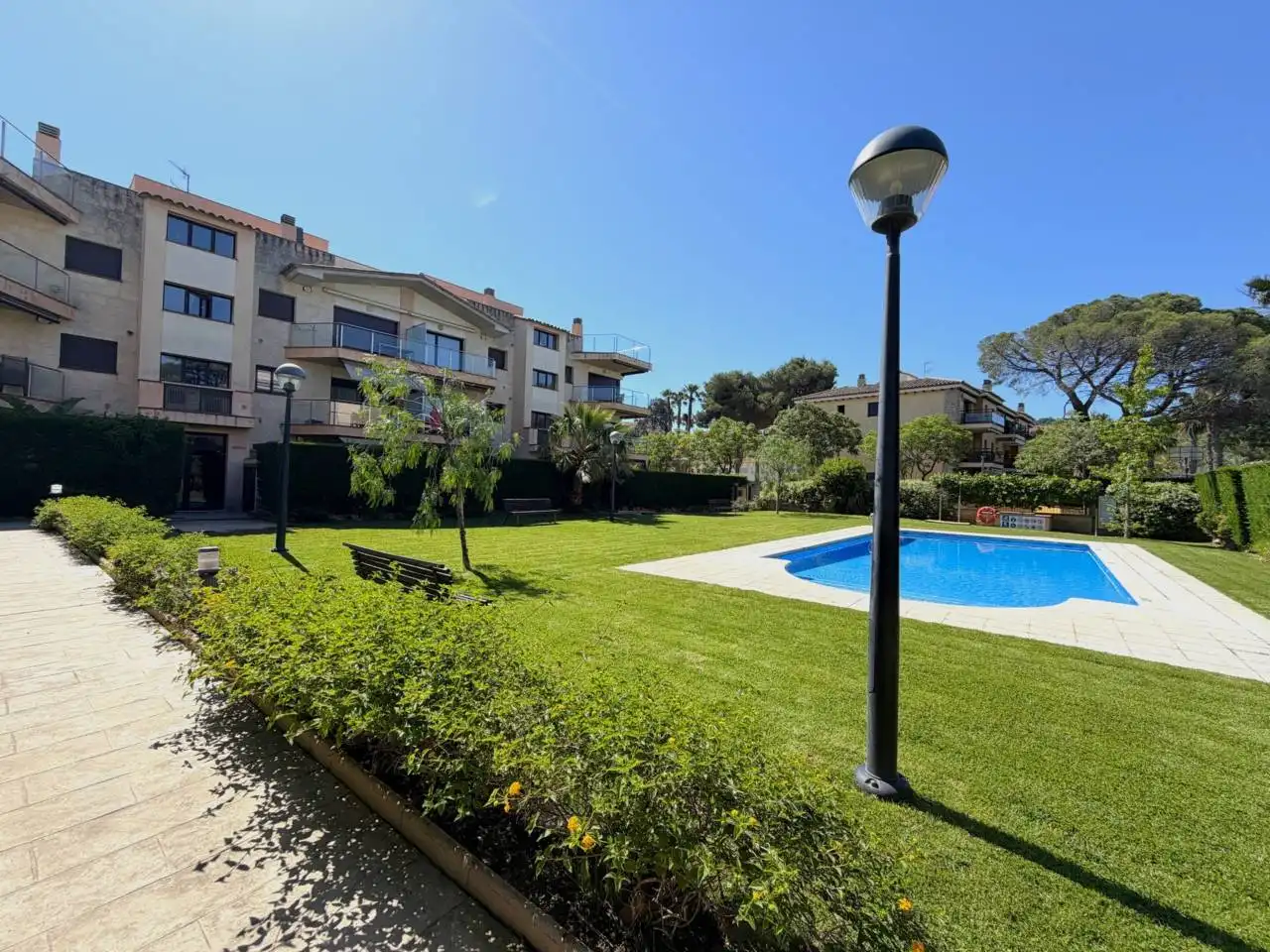 Schwimmbecken von Wohnungen zum Verkauf in Castell d'Aro, Platja d'Aro i s'Agaró mit Klimaanlage, Heizung und Terrasse
