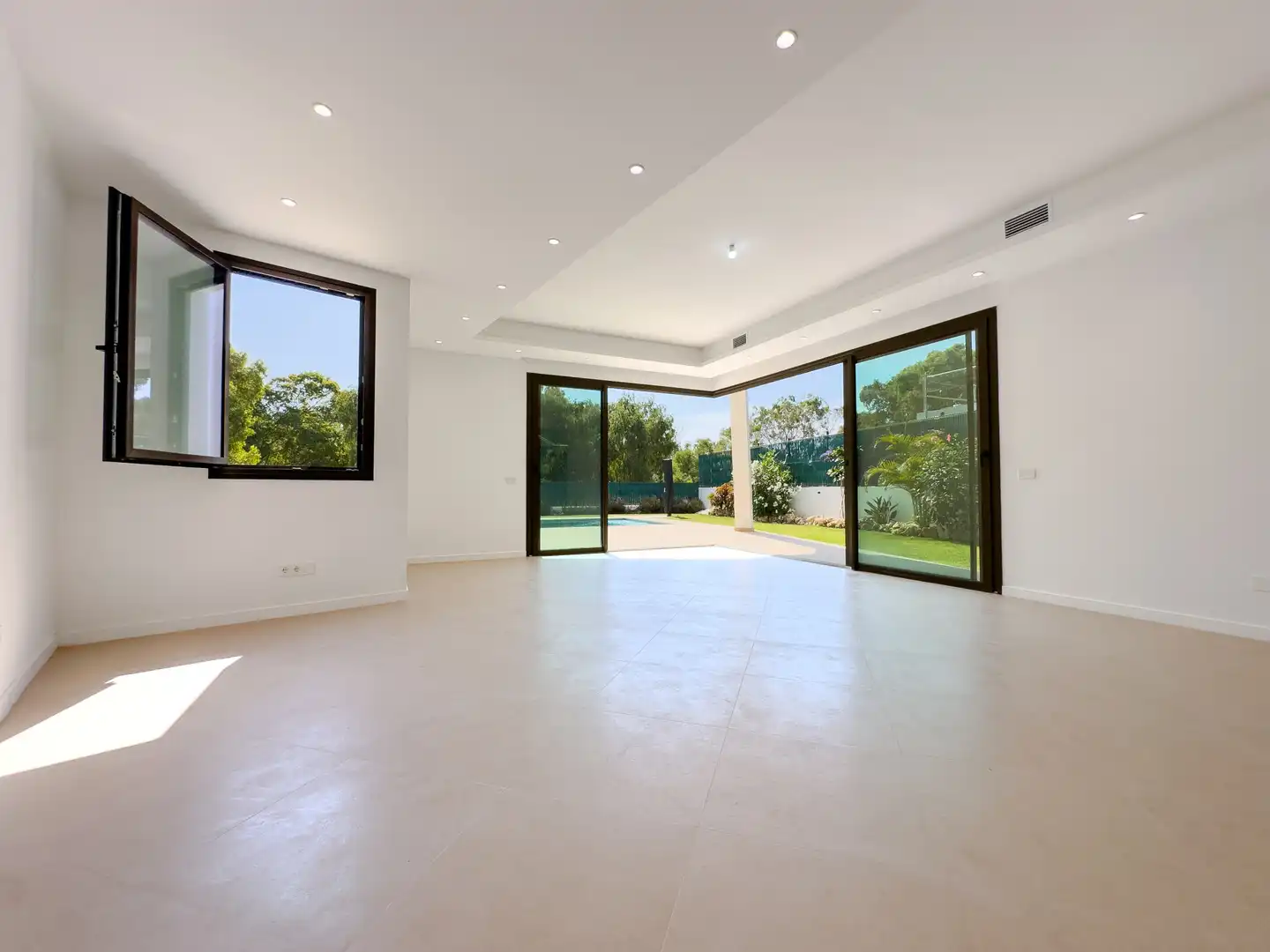 Sala de estar de Casa o chalet en venta en Estepona con Aire acondicionado, Jardín privado y Terraza