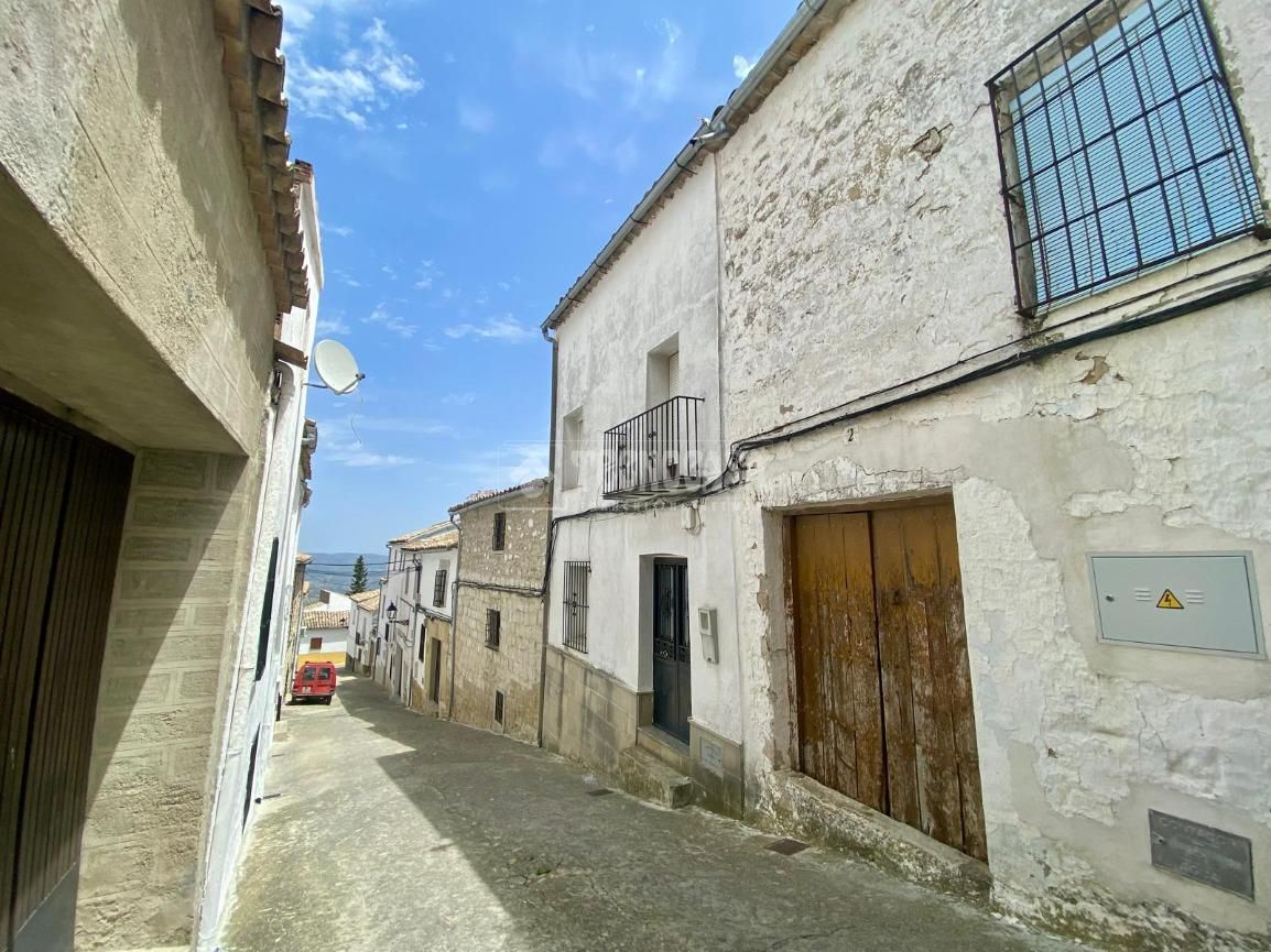 Vista exterior de Casa adosada en venda en Sabiote amb Aire condicionat, Calefacció i Terrassa