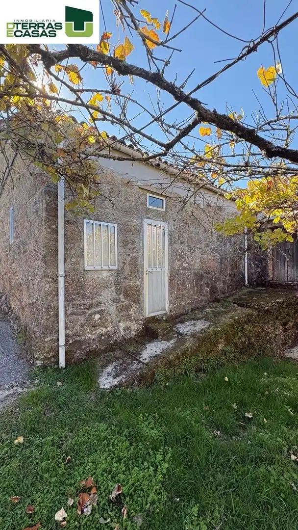 Vista exterior de Casa o xalet en venda en A Lama   amb Jardí privat