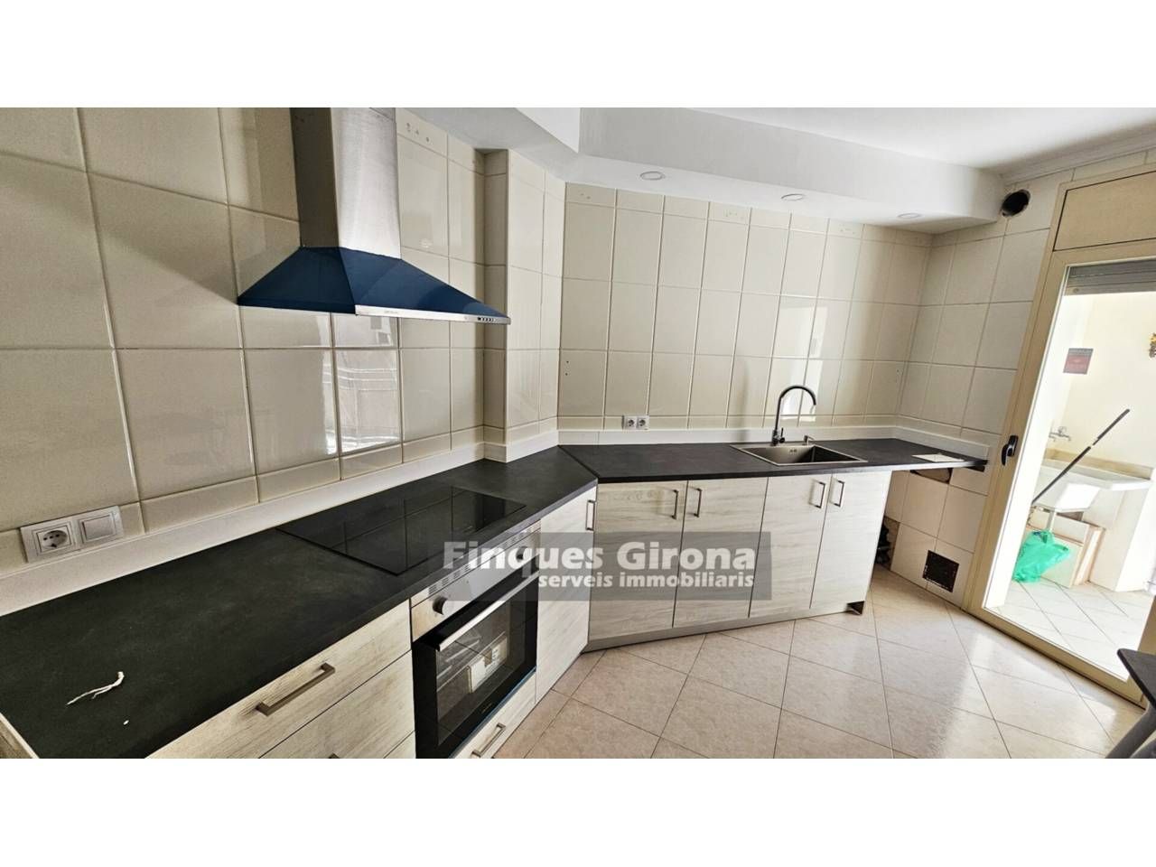 Cuina de Pis en venda en Girona Capital amb Calefacció, Terrassa i Balcó