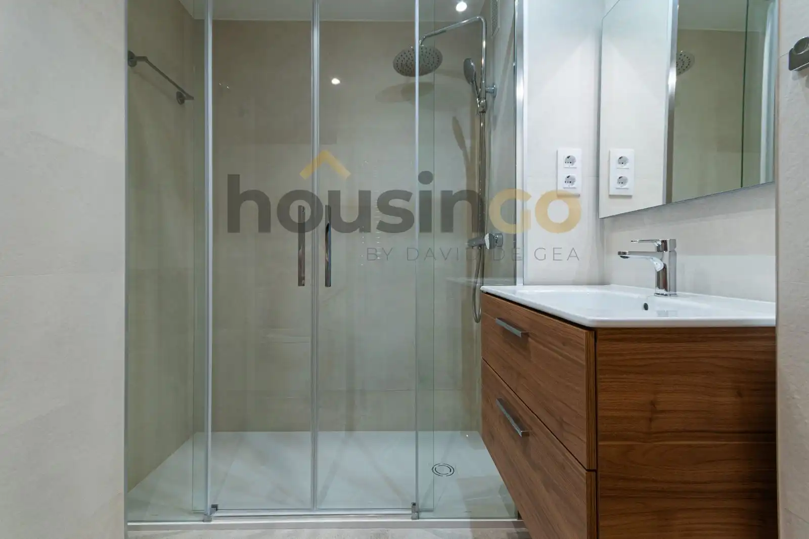 Bathroom of Flat for rent in Madrid  with Air Conditioner, Heating and Storage room