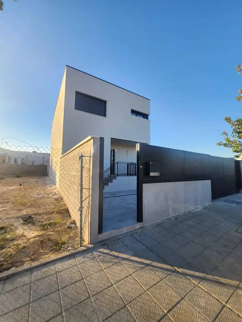 Vista exterior de Casa adosada en venda en Villalbilla amb Calefacció, Jardí privat i Terrassa