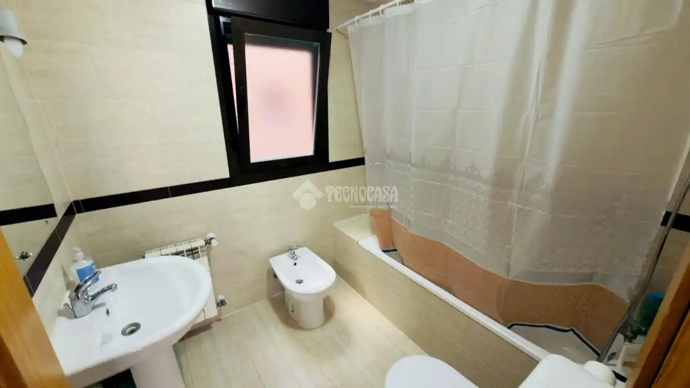 Baño de Piso en venta en Seseña con Calefacción, Terraza y Piscina comunitaria