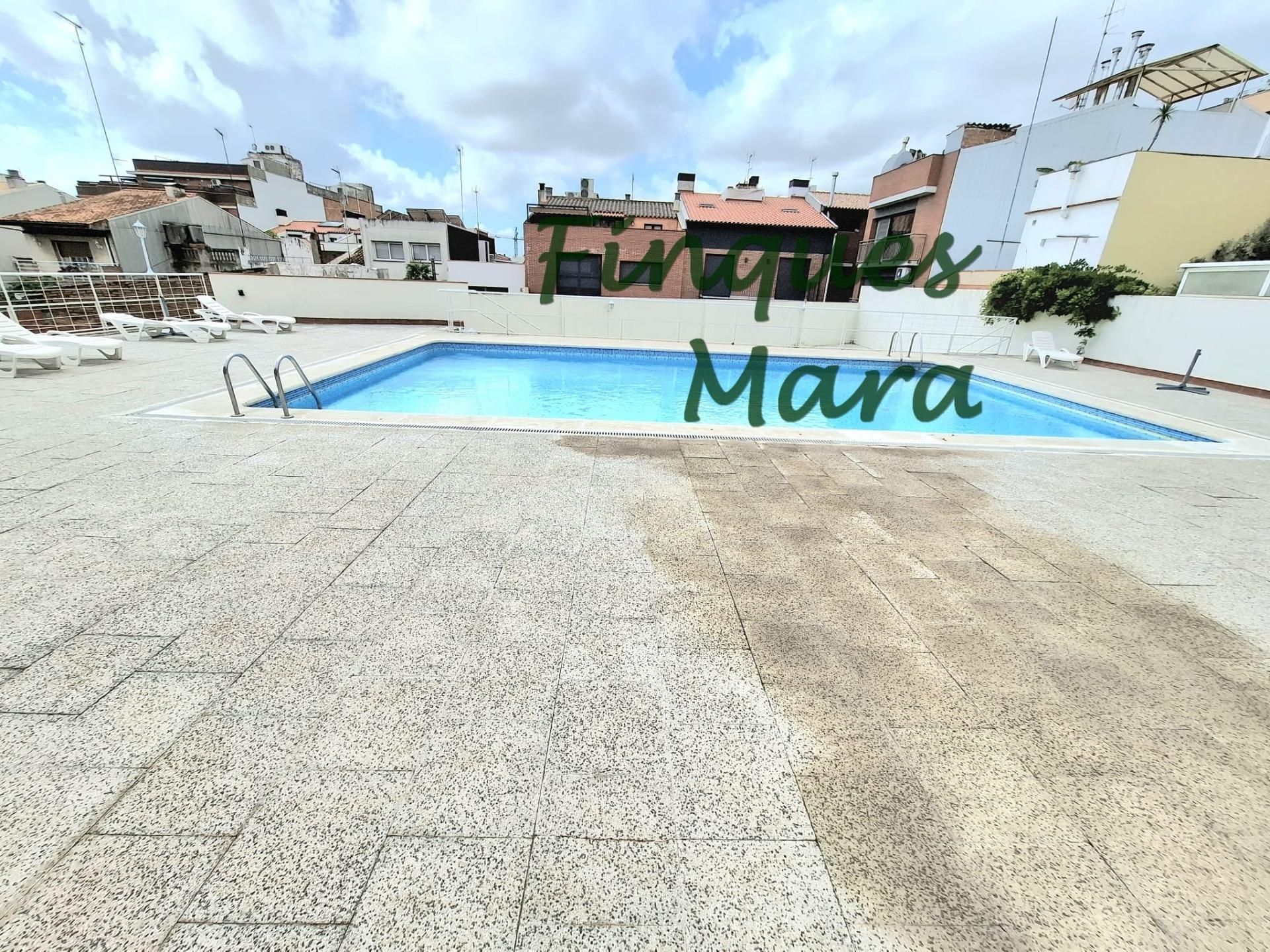 Piscina de Casa adosada en venta en Sant Boi de Llobregat con Aire acondicionado, Calefacción y Terraza