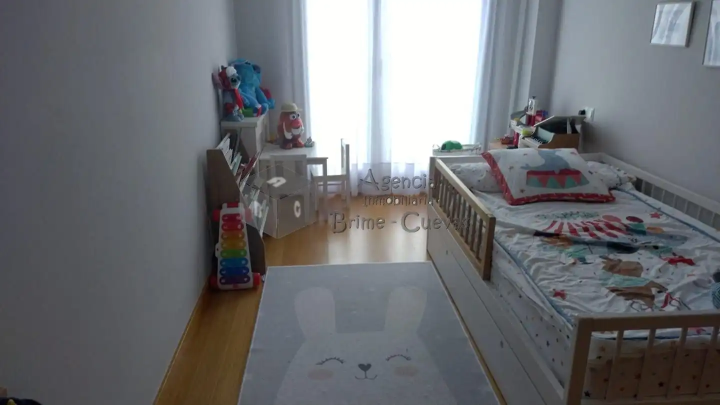 Schlafzimmer von Erdgeschoss zum Verkauf in Oviedo  mit Heizung, Privatgarten und Parkett