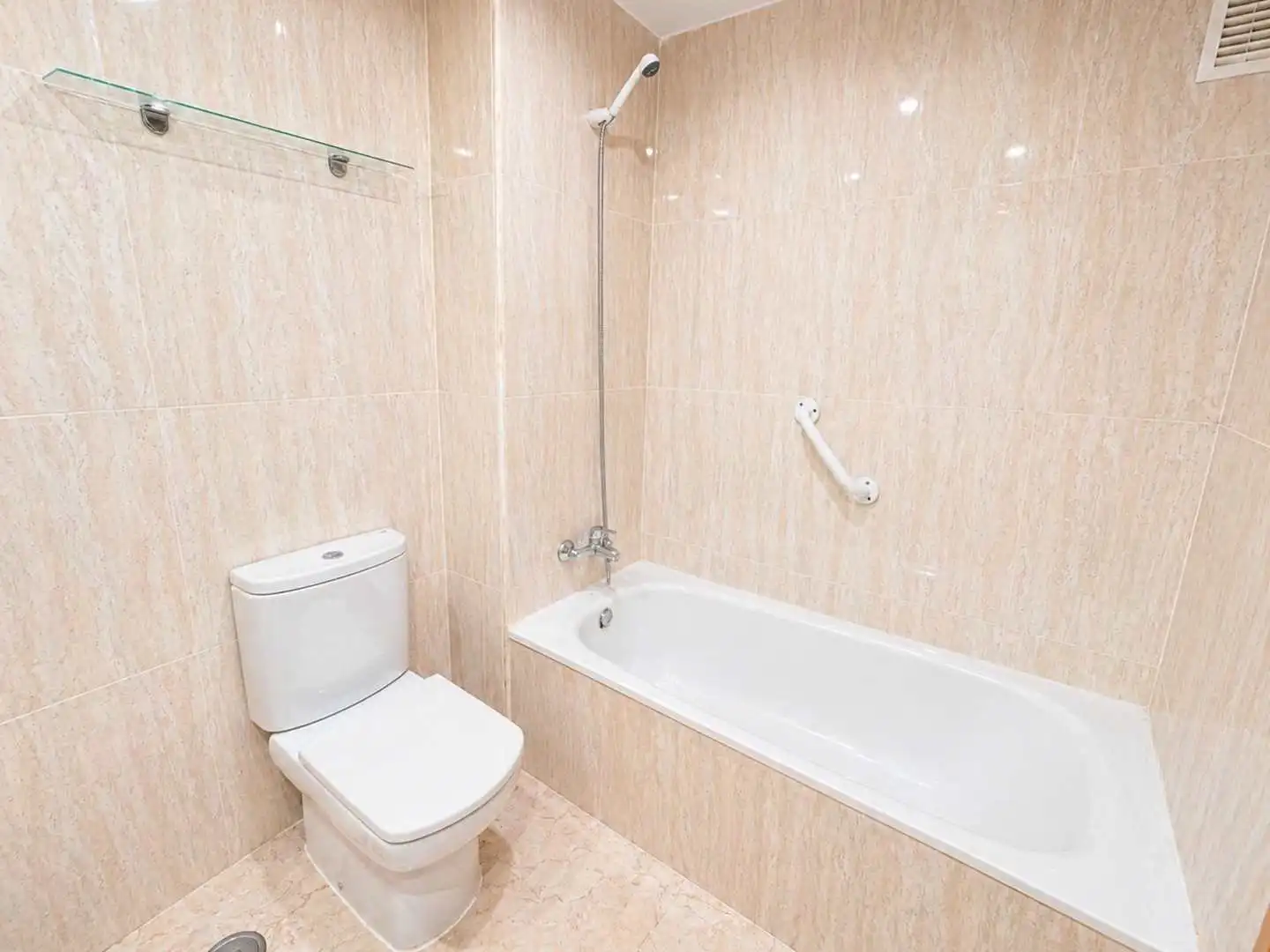 Baño de Apartamento en venta en Torrox con Aire acondicionado, Calefacción y Terraza