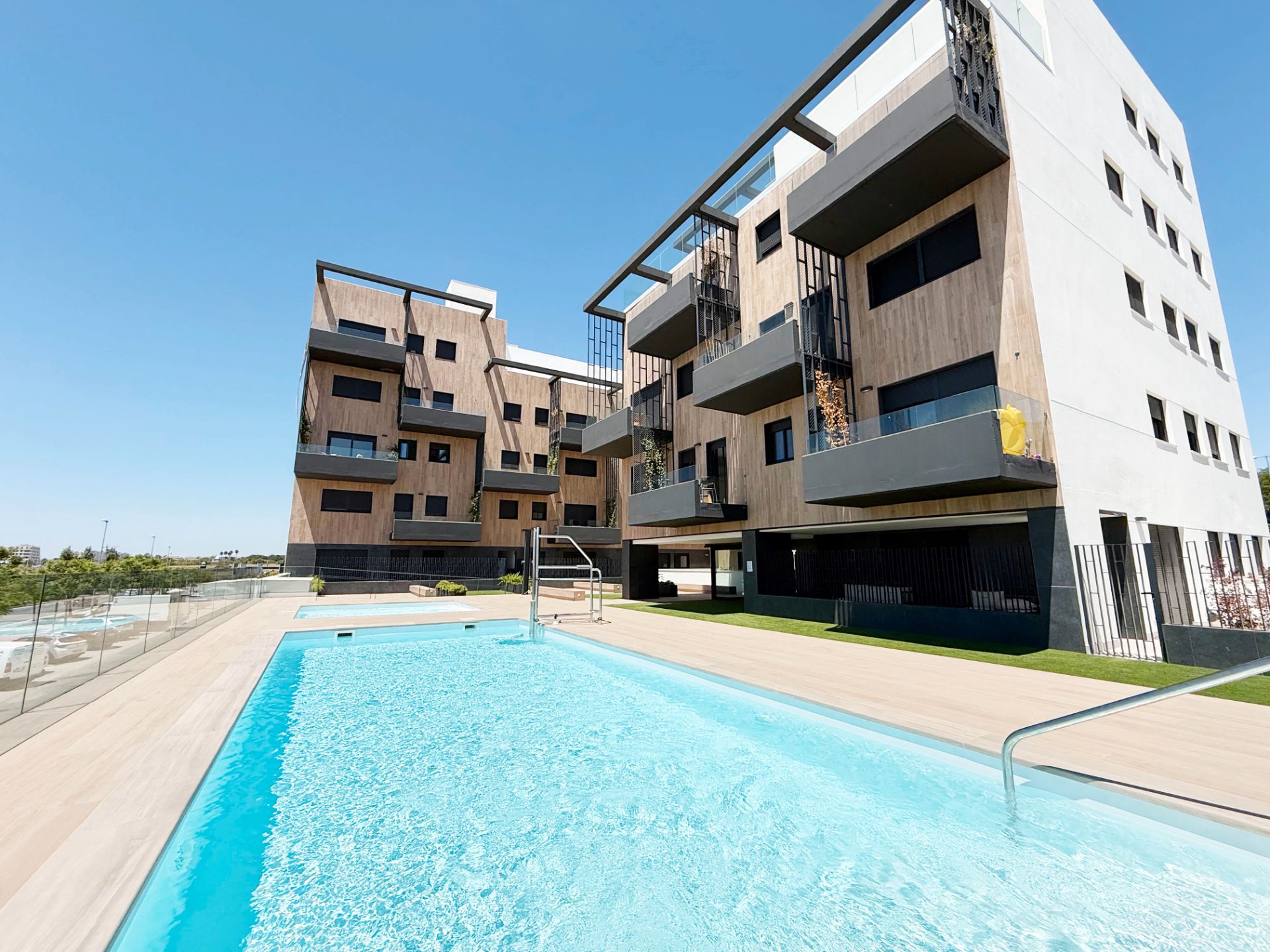 Piscina de Pis de lloguer en Mairena del Aljarafe amb Aire condicionat, Parquet i Terrassa