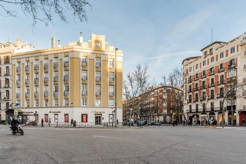 Außenansicht von Wohnungen zur Miete in Madrid mit Klimaanlage, Heizung und Möbliert