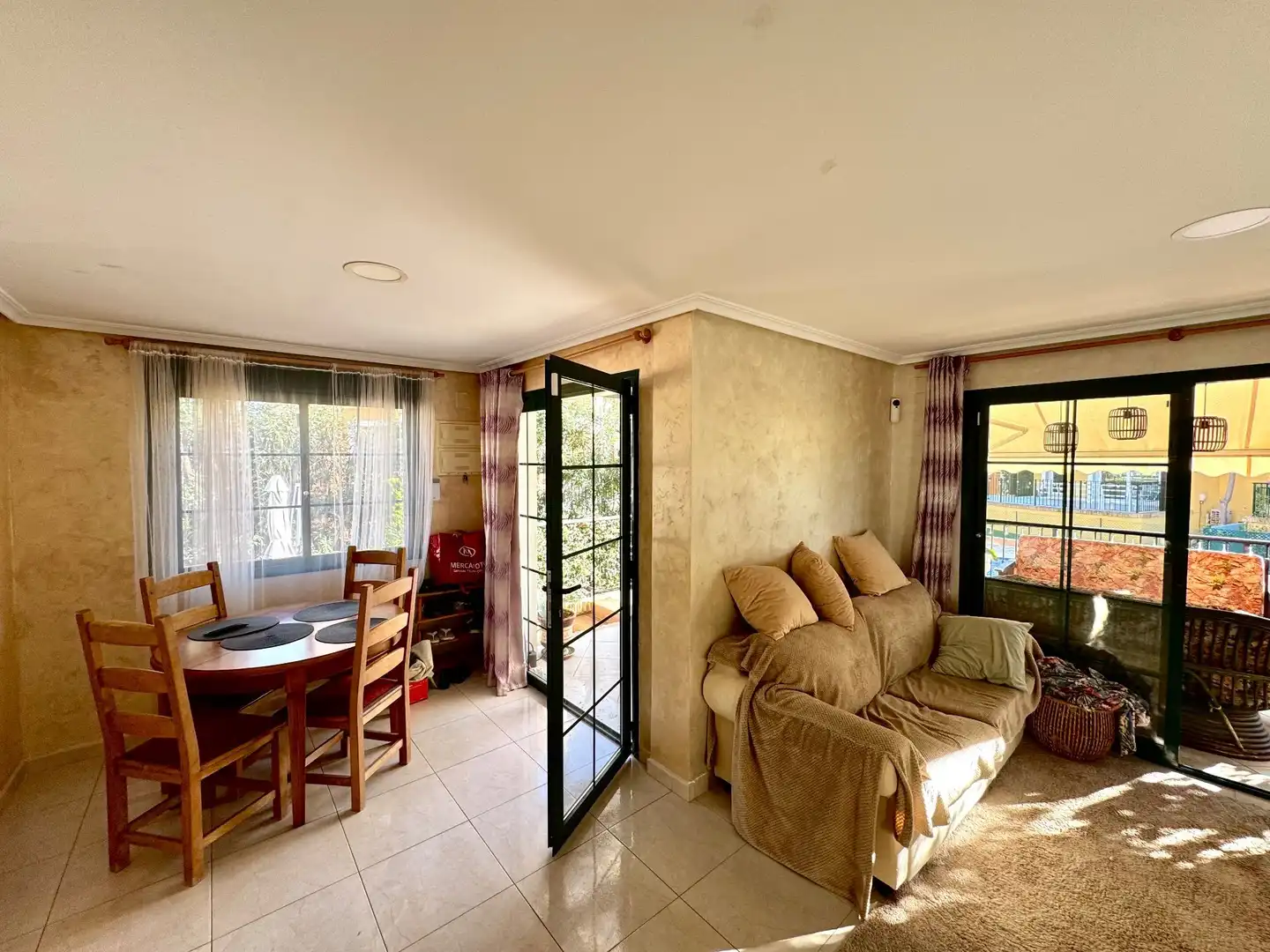Sala d'estar de Casa o xalet de lloguer en Torrevieja amb Aire condicionat, Terrassa i Moblat