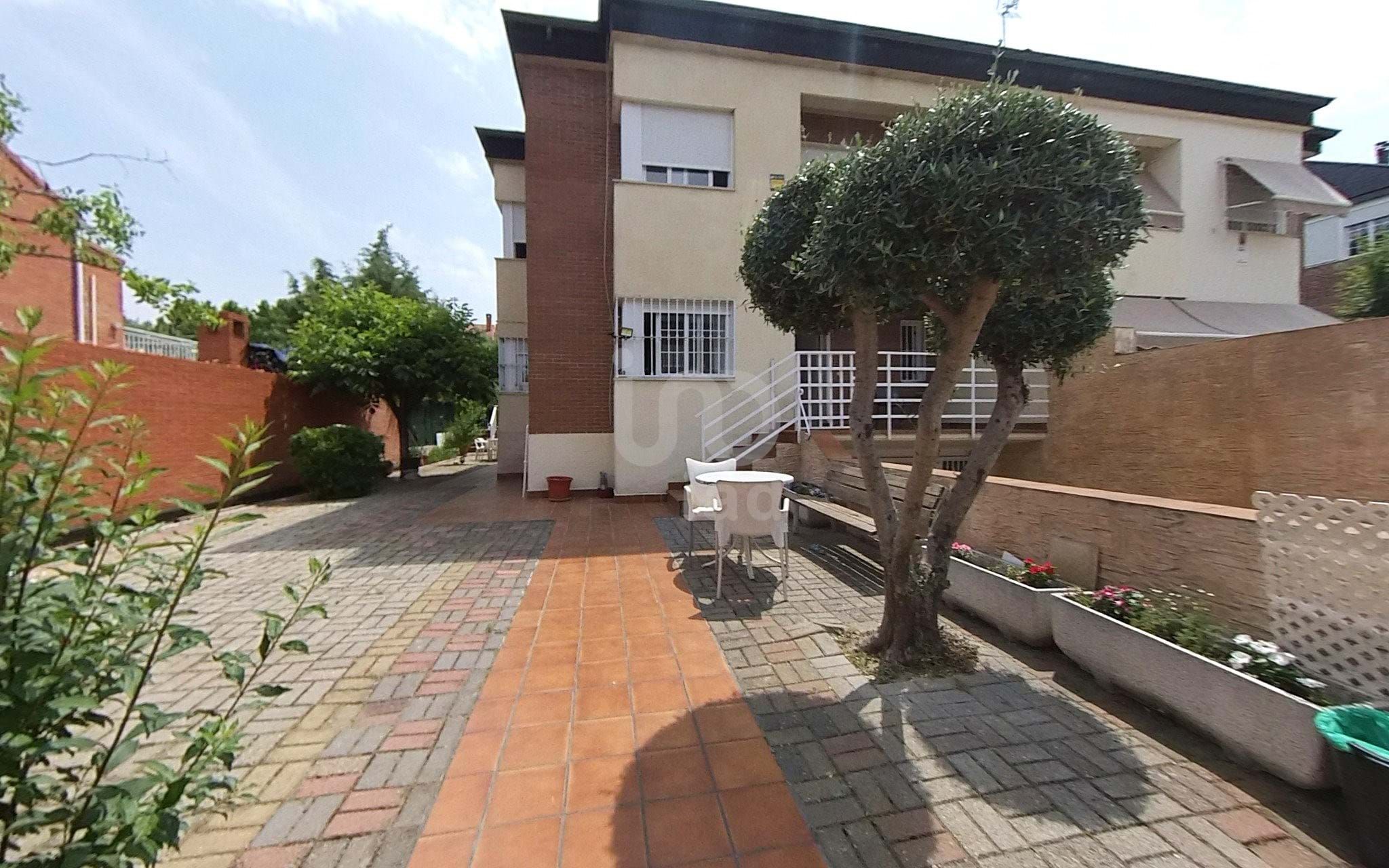 Vista exterior de Casa o xalet en venda en Coslada amb Aire condicionat, Calefacció i Piscina