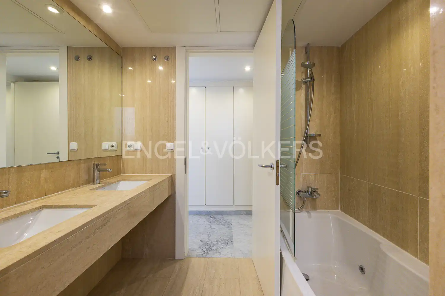 Baño de Piso en venta en Valencia con Aire acondicionado, Calefacción y Terraza