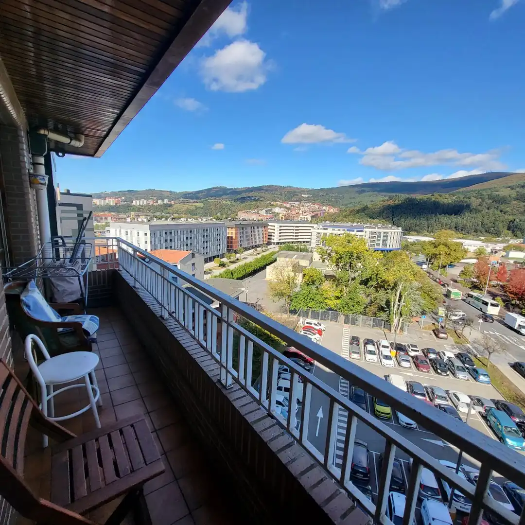 Vista exterior de Piso en venta en Basauri  con Calefacción, Terraza y Trastero