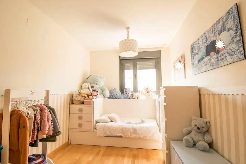Habitación de Ático de alquiler en La Pobla de Vallbona con Aire acondicionado, Calefacción y Jardín privado
