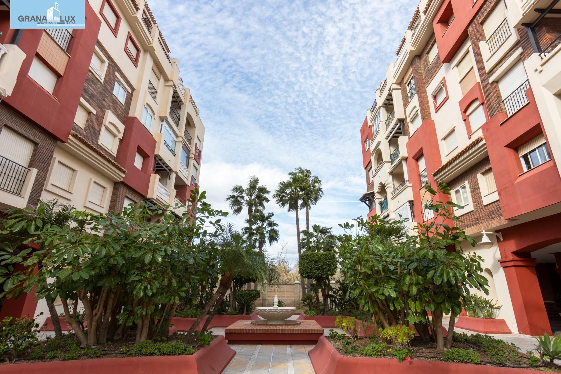 Vista exterior de Àtic en venda en Motril amb Jardí privat, Terrassa i Piscina comunitària